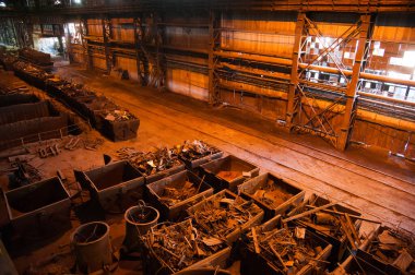 Metal yapılar ve eski metalürji fabrikasının içi ve dışı. Metali eritme süreci. Çelik işçisi. Metalurji girişiminin ürünleri..