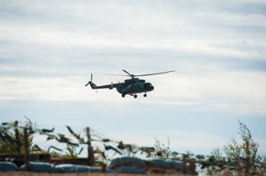 Askeri helikopter tatbikat sırasında uçuyor ve askeri bir gösteri yapıyor.