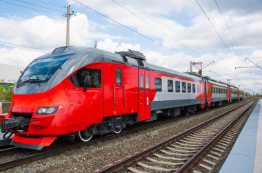 Modern tren istasyonunda kırmızı tren