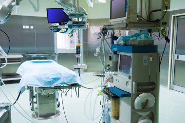 Ekipmanlı rehabilitasyon odası. Belediye hastanesinde resüsitasyon odası