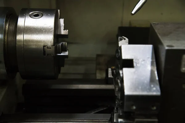 Metal Endüstrisi Sabun Makinesinde Çalışan Metalde Kesme Aracı — Stok fotoğraf