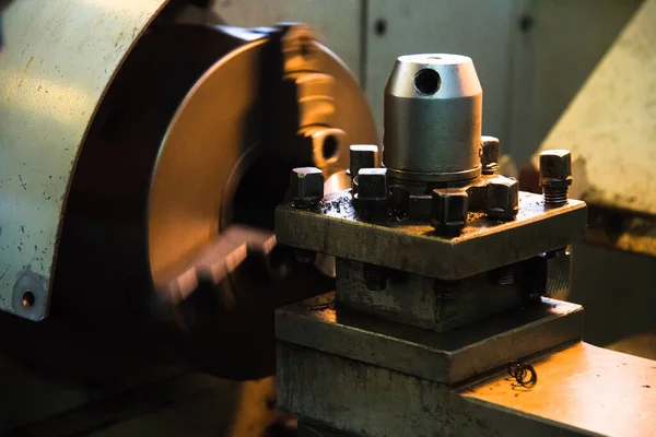 金属加工業 レーザー加工機で金属加工を行う切削工具 — ストック写真