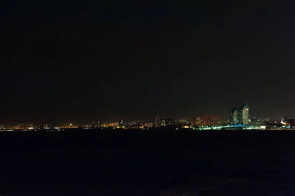 Panorama Della Città Notte Fiume Primo Piano — Foto Stock