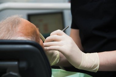 Diş işçiliği. Diş kliniğindeki hasta.