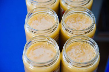 Organik bal dolu kavanozlar. Fabrikada üretim