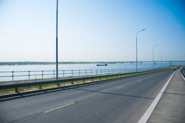 Panoramik ufuk çizgisi ve yolda arabalarla köprü