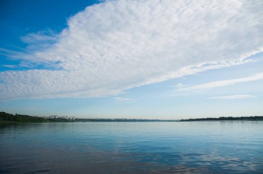 Nehir kıyısında güzel bir yaz manzarası, güneşli bir gün