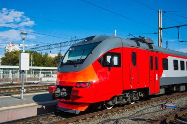 Modern tren istasyonunda kırmızı tren