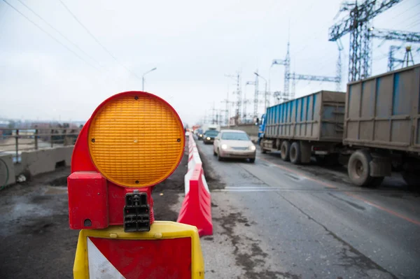 Reparatur Von Asphaltbelag Orangefarbenes Baustellenlicht Barrikade Und Rote Schutzplanken Auf — Stockfoto