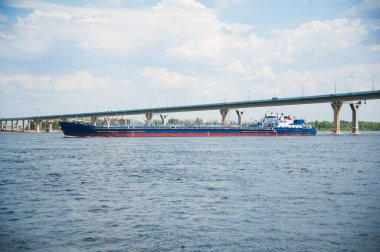 Köprünün altında mavi gökyüzü olan bir nehir. Peyzaj