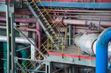 Modern bir termik santralin içi. Ekipman, borular, termik santralin kontrol merkezi..