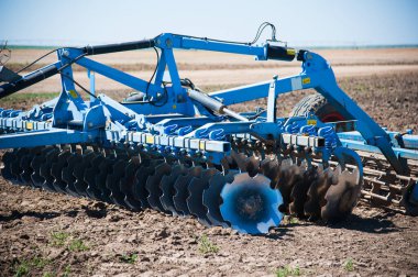 Traktör sürme tarlaları - tohum ekmek için arazi hazırlama