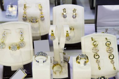 Bir kuyumcunun vitrinindeki altın aksesuarlar.