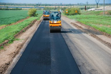 Yol yapımı, sanayi ve takım çalışması üzerine çalışan işçiler, yeni asfalt