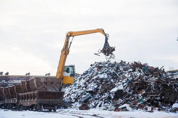 火车上的废金属回收厂和起重机废料 — 图库照片