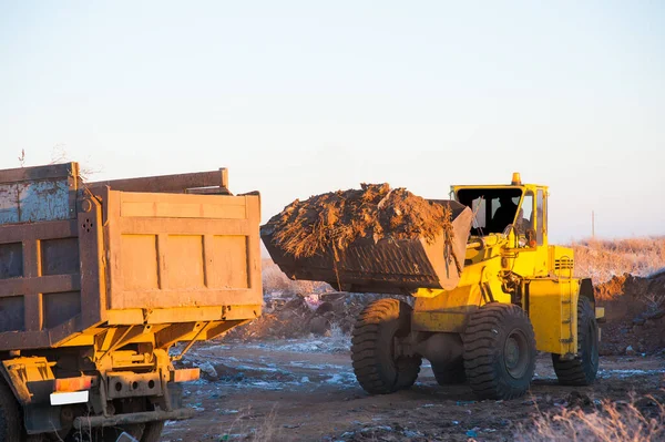 Bulldozer Elimina Vertedero Salvaje Cerca Ciudad Ecología — Foto de Stock