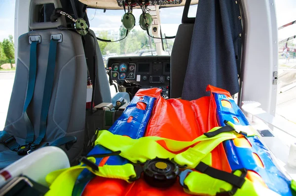 Acil Durum Yaşam Destek Ekipmanlarıyla Birlikte Tıbbi Helikopterin Içinde — Stok fotoğraf