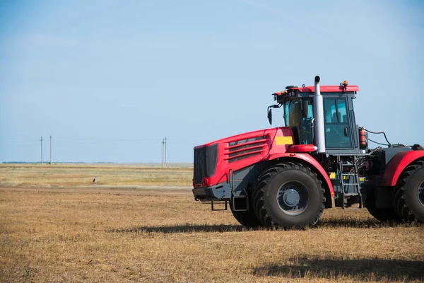 Tractor Durante Arado Labranza Agrícola Primavera —  Fotos de Stock