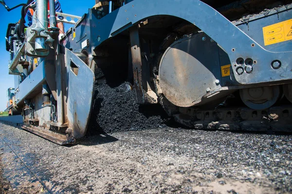 Yol yapımı, sanayi ve takım çalışması üzerine çalışan işçiler, yeni asfalt