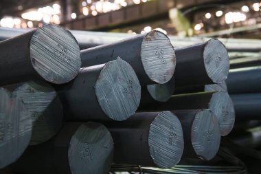 Metal yapılar ve eski metalürji fabrikasının içi ve dışı. Metali eritme süreci. Çelik işçisi. Metalurji girişiminin ürünleri..