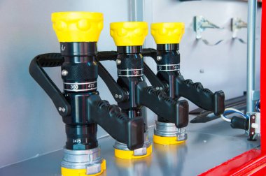 İtfaiye arabasının hortumlarını sarmışlar. İtfaiye ekipmanı.