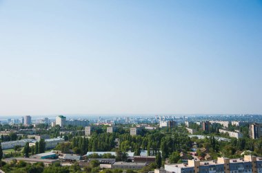 Mavi gökyüzüne karşı yepyeni bir apartman.