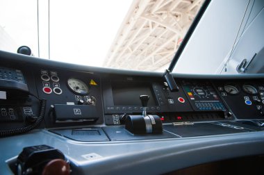 Elektrikli tren operatörünün taksisinin içi.