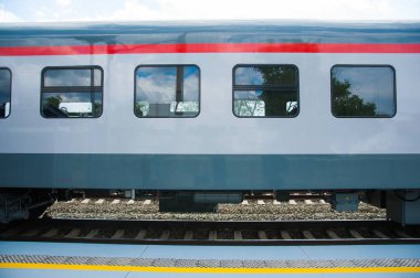 Modern tren istasyonunda kırmızı tren