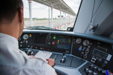 Elektrikli tren operatörünün taksisinin içi.