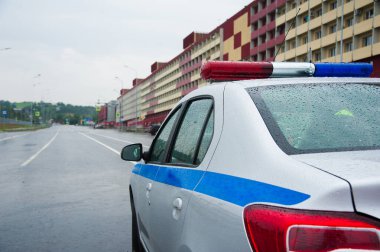 Devriye sırasında şehir sokaklarında devriye gezen polis arabası.