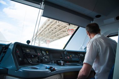 Elektrikli tren operatörünün taksisinin içi.