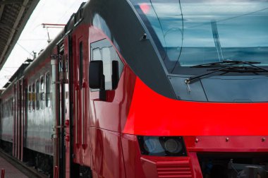 Modern tren istasyonunda kırmızı tren