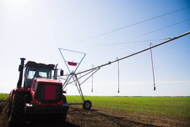 Otomatik tarım sulama sistemi ekilmiş tarımsal peyzaj alanı üzerine