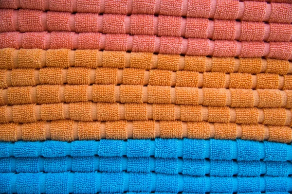 Mağazadaki Raflarda Renkli Havlular Var — Stok fotoğraf