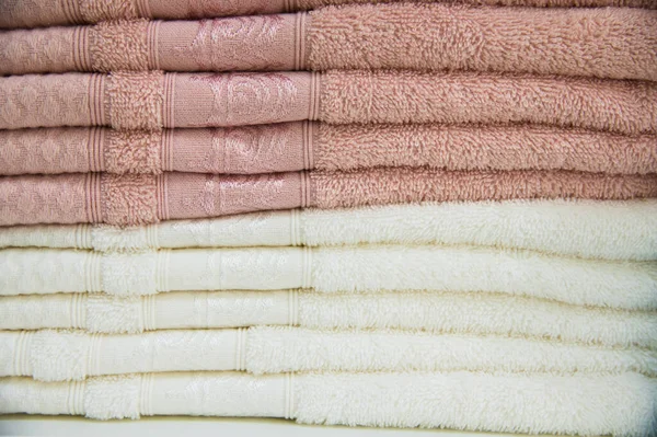 Kolorowe Ręczniki Półkach Sklepie — Zdjęcie stockowe