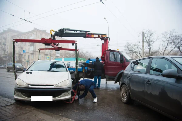 Dopravní Policisté Ulici Zvedají Auto Odtahovém Voze Odvoz — Stock fotografie