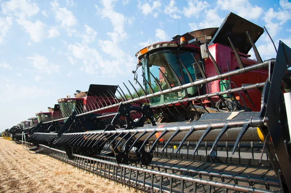 Mähdrescher Einem Weizenfeld Bereit Für Die Ernte — Stockfoto