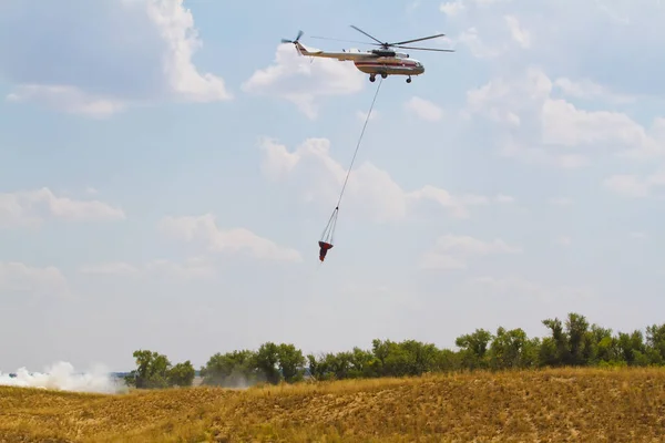 Feuerwehrhubschrauber Mit Feuereimer Fliegt Gegen Strahlend Blauen Himmel — Stockfoto