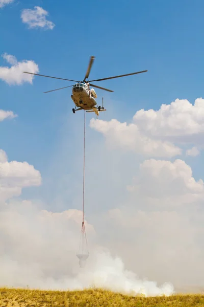 Feuerwehrhubschrauber Mit Feuereimer Fliegt Gegen Strahlend Blauen Himmel — Stockfoto