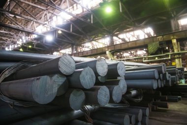 Metal yapılar ve eski metalürji fabrikasının içi ve dışı. Metali eritme süreci. Çelik işçisi. Metalurji girişiminin ürünleri..