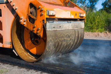 Yol silindirleri yeni yol inşaatında çalışıyor.