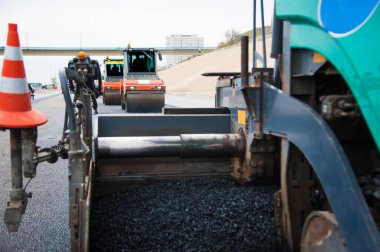 Yol silindirleri yeni yol inşaatında çalışıyor.