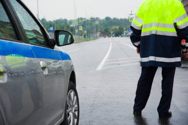 Yol devriyesi. Trafik polisi yolda.