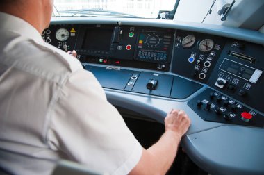 Elektrikli tren operatörünün taksisinin içi.