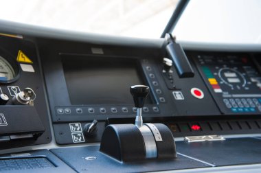 Elektrikli tren operatörünün taksisinin içi.