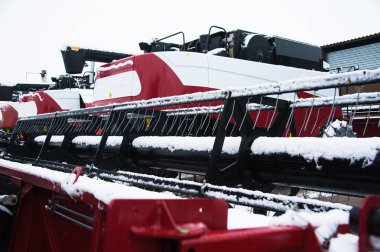 Kışın bir çiftlikte tarım makineleri