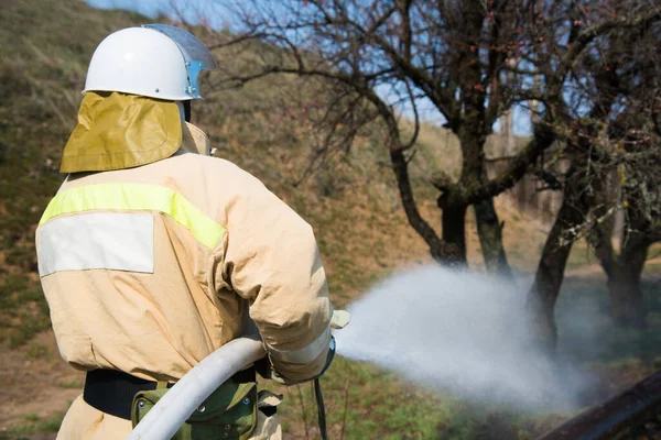 Fire Field City Firefighter Extinguishes Fire — Stock Photo, Image