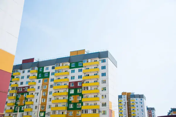 Brandneues Mehrfamilienhaus Vor Blauem Sommerhimmel — Stockfoto