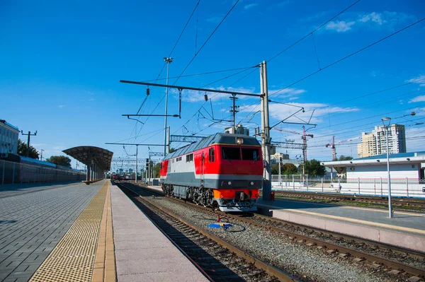 铁轨和铁路站台上的红色火车头 火车和火车站 — 图库照片
