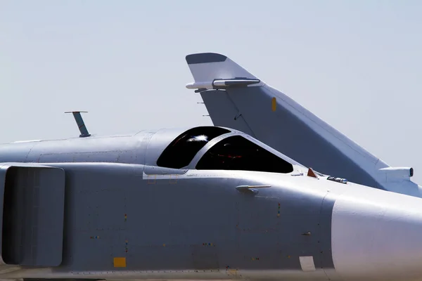 军用喷气式战斗机在机场飞行前服务 — 图库照片